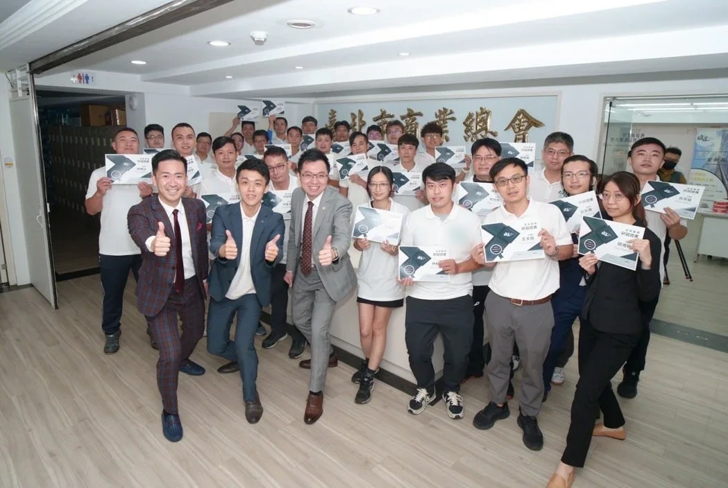 鍍膜品牌培訓學員結業合照，學員手持研習證書