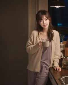 同一位虛擬人物在深夜喝茶場景